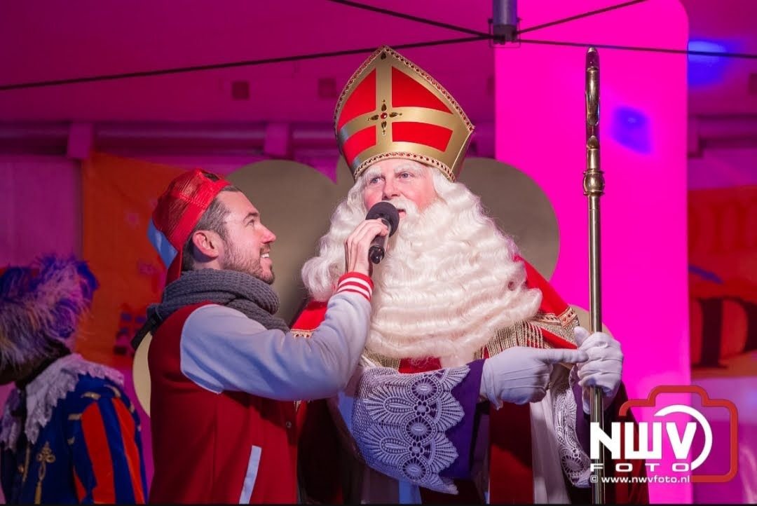 Sinterklaas op het podium tijdens de theatershow